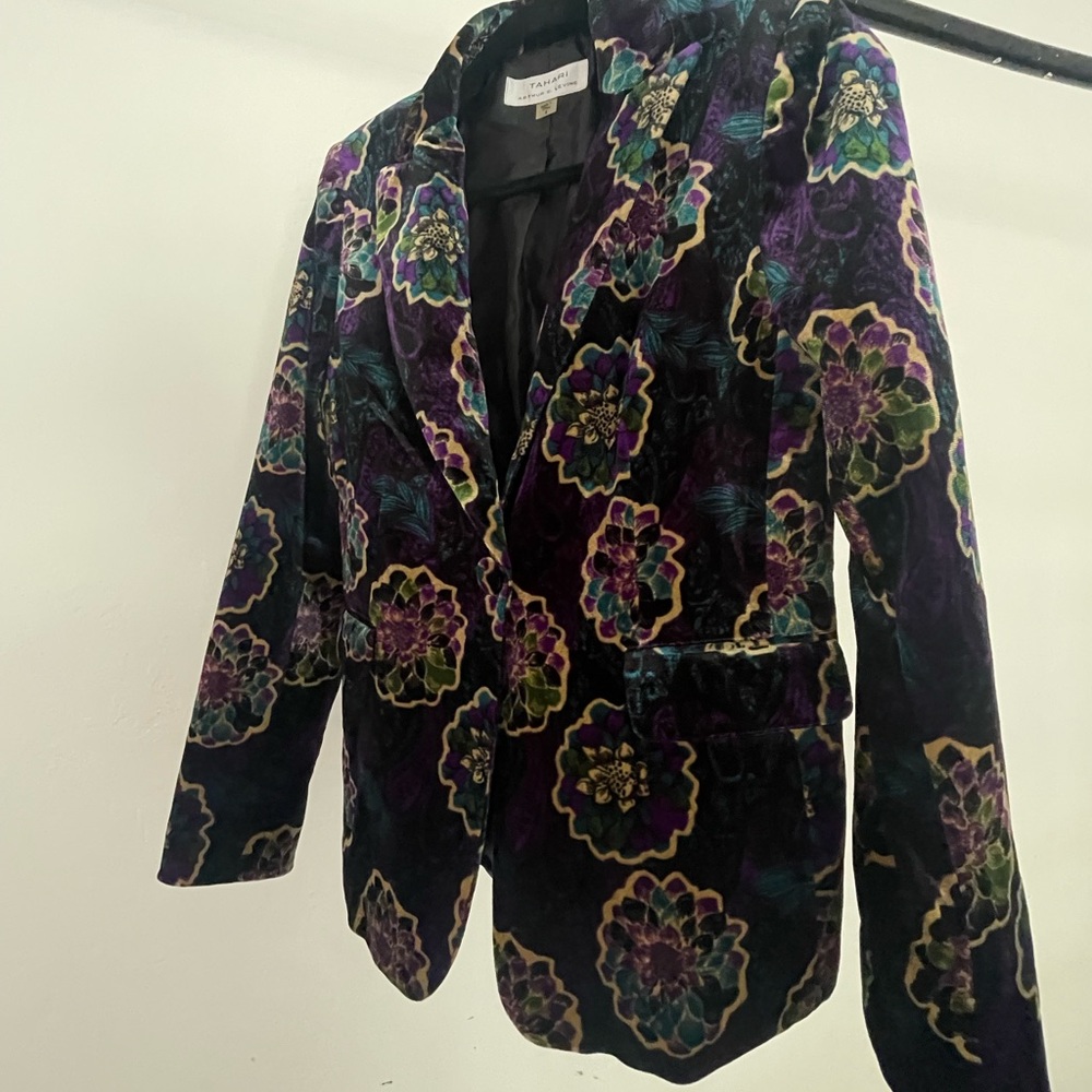 NWT women’s size 4 TAHARI velvet feel, button blazer